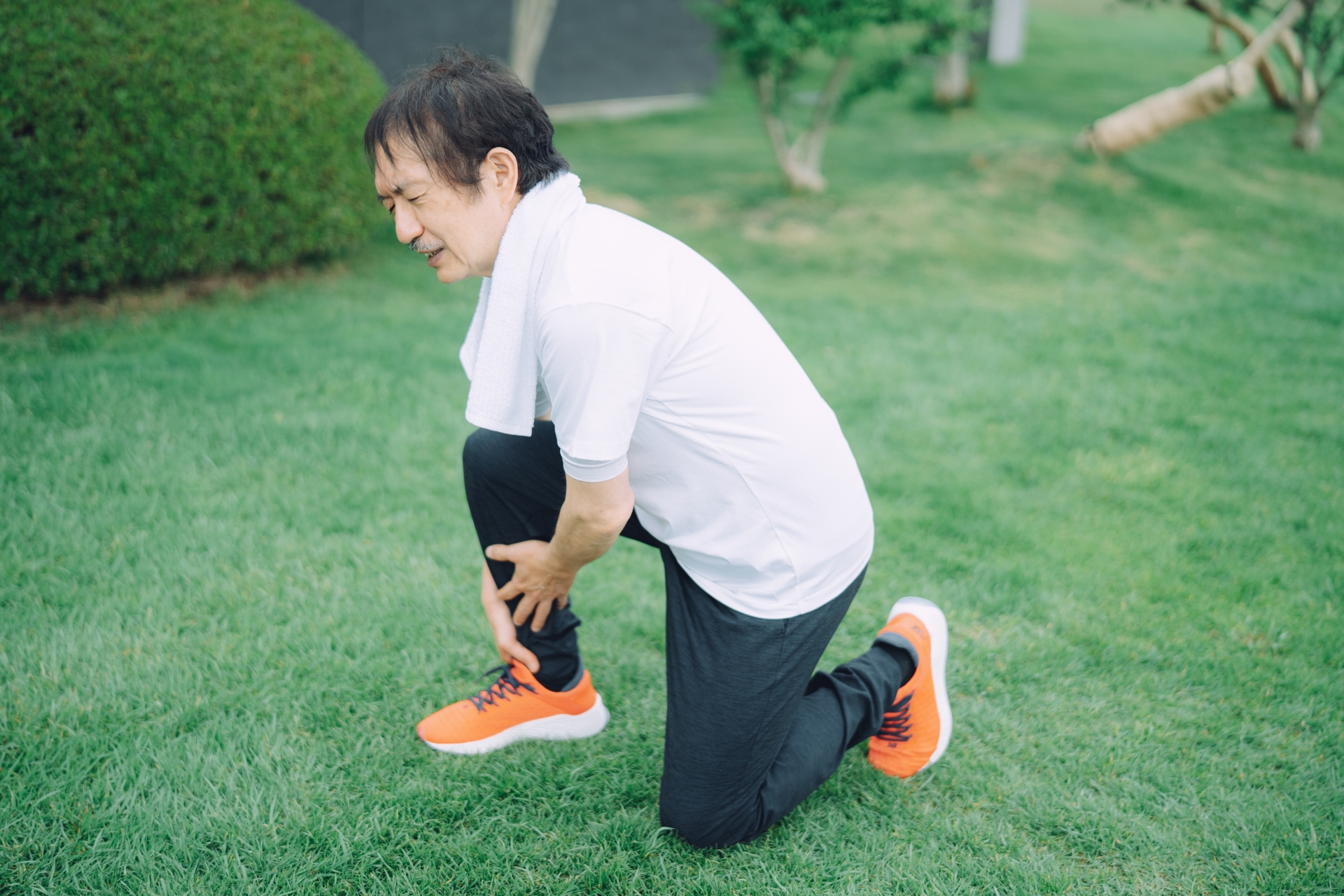 ふくらはぎを押さえる男性
