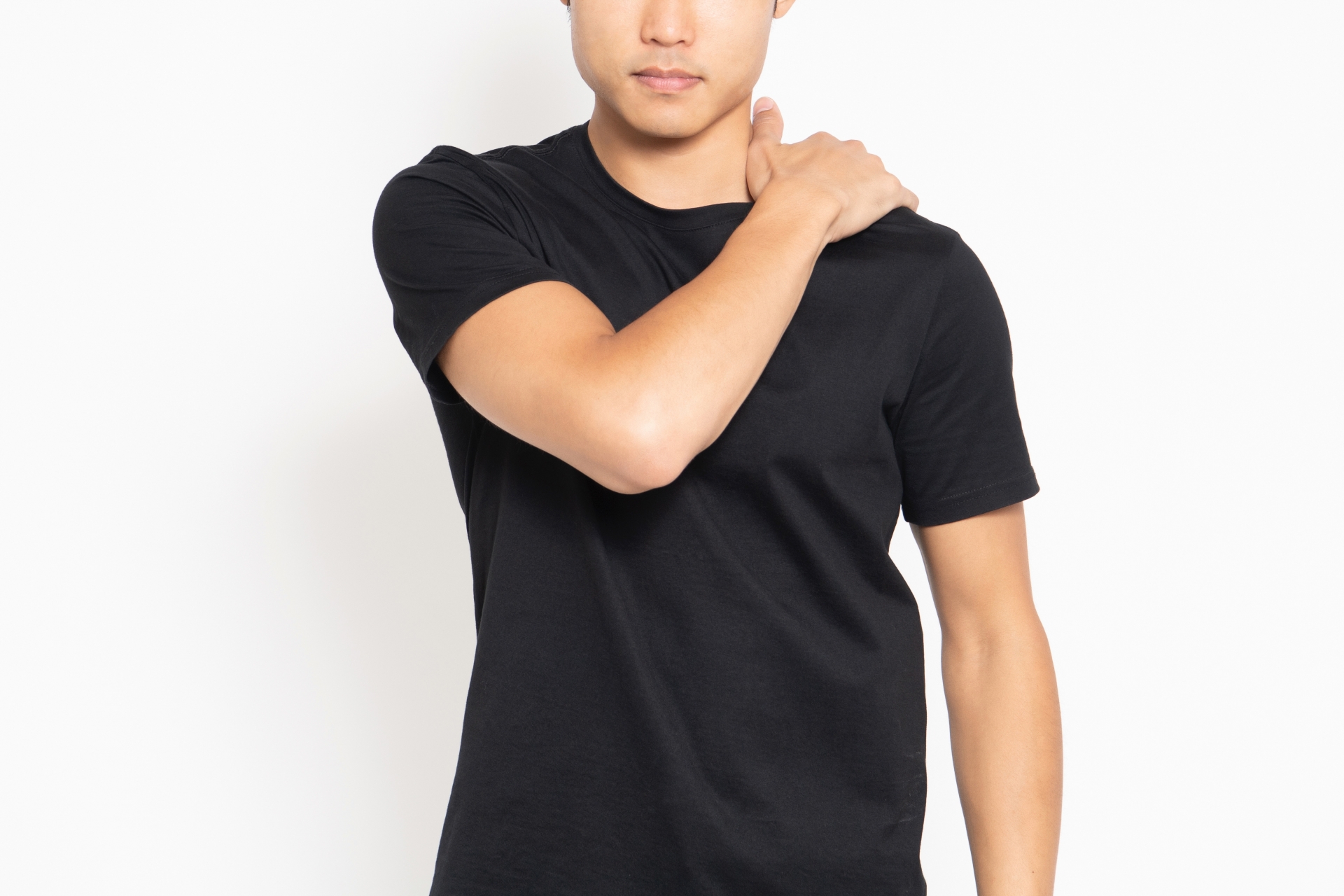肩を押さえる男性
